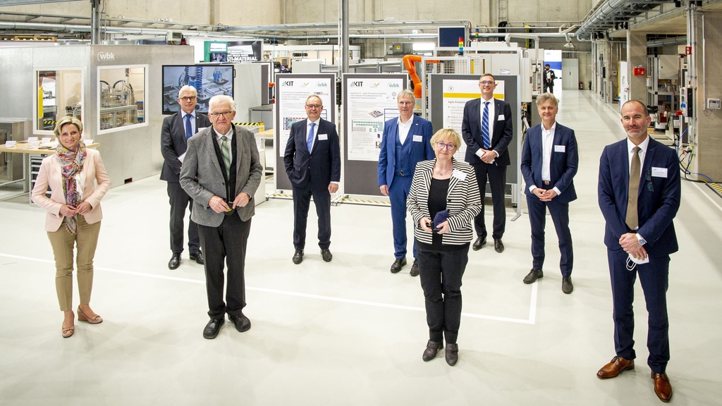 Foto der feierlichen Eröffnung der Karlsruher Forschungsfabrik mit Ministerpräsident Winfried Kretschmann, Ministerin Dr. Nicole Hoffmeister-Kraut und Ministerin Theresia Bauer.