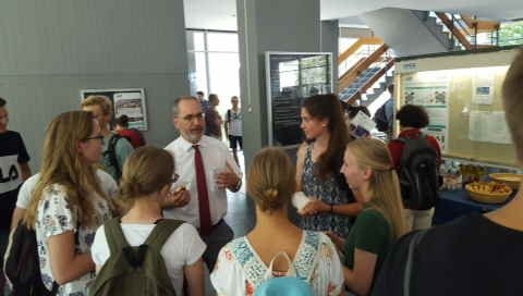 Foto Foyer des Kollegiengebaeudes beim Bachelorinformationstag 2019 GB