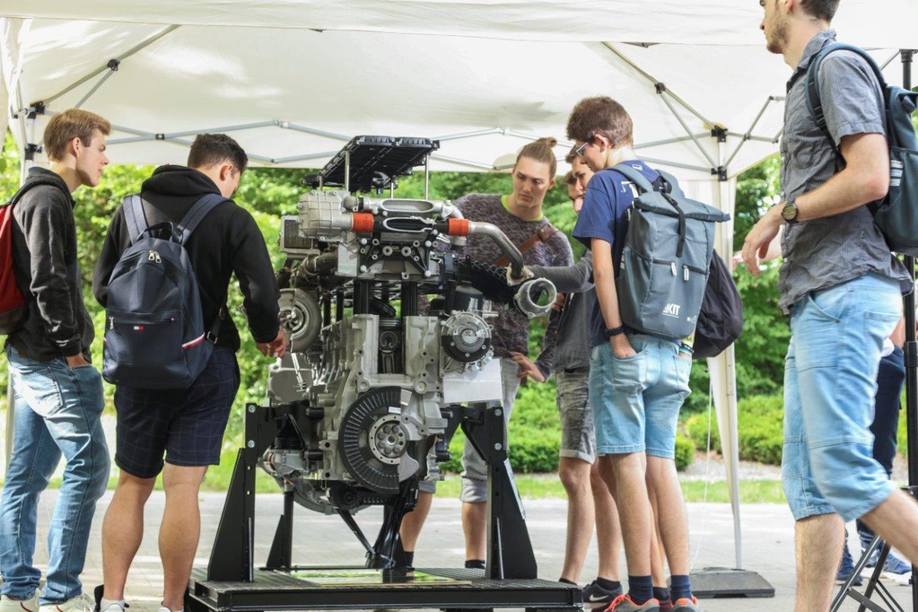 Studenten um Maschine