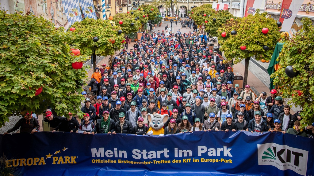 Gruppenbild der Erstsemester 2022 im Europa-Park