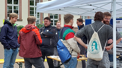 Foto einer Beratungssituation auf dem Campustag 2023 mit Standpersonal der KIT Fakultät für Maschinenbau