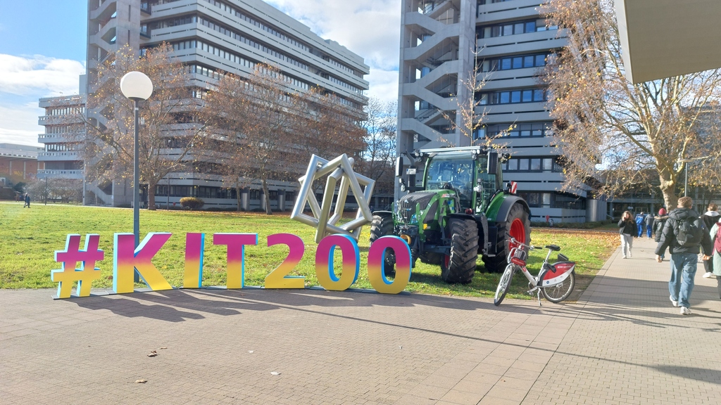 Foto eines Traktors als Exponat auf dem Audimax Vorplatz