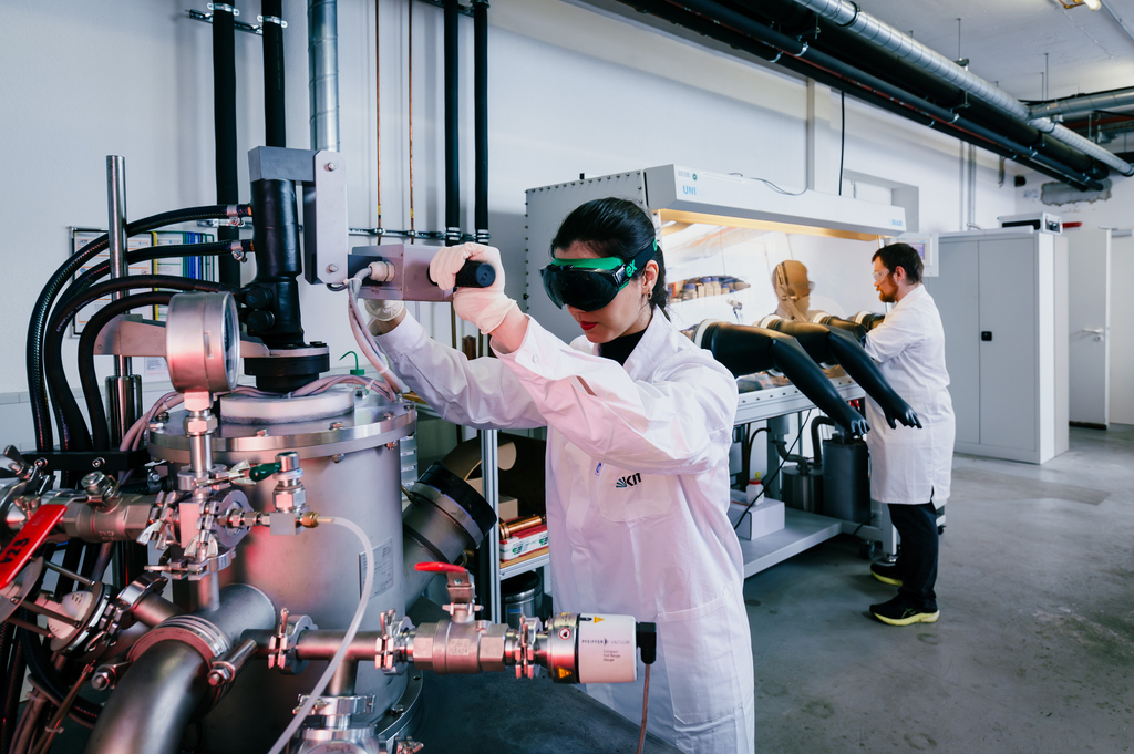 Legierungsherstellung mittels Lichtbogenschmelzen im Materialsyntheselabor des Instituts für Angewandte Materialien – Werkstoffkunde. (Foto: Chiara Bellamoli, KIT)