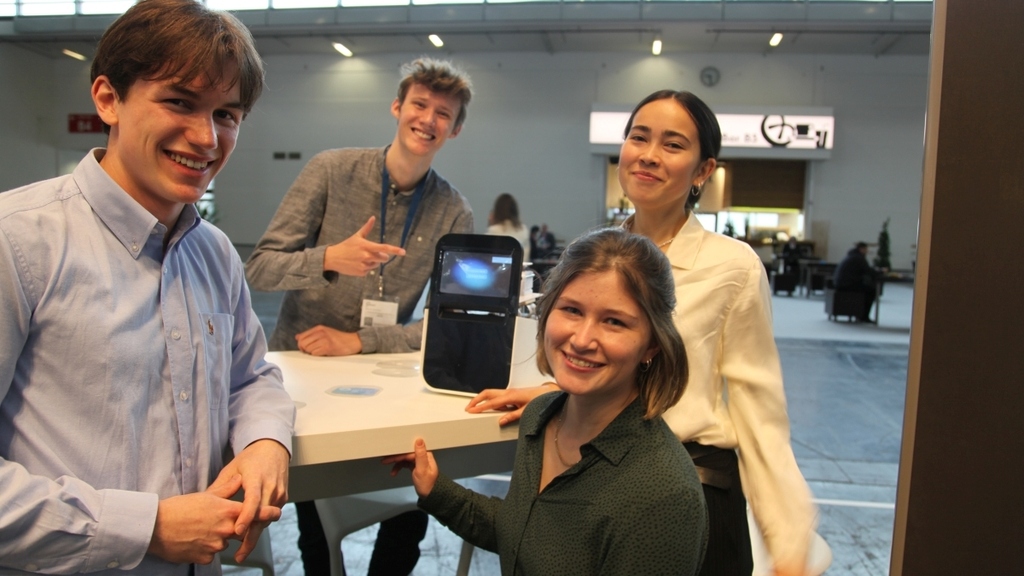 Foto von vier Studierenden mit ihrem Prototypen für PCR-Tests