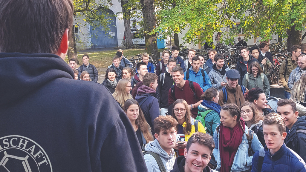 Foto eines Fachsschaftler zum Start der Schnitzeljagd in der O-Phase