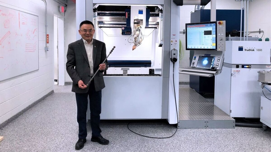 Foto von Professor Ji-Cheng Zhao vor einem 3D-Drucker in seinem Labor