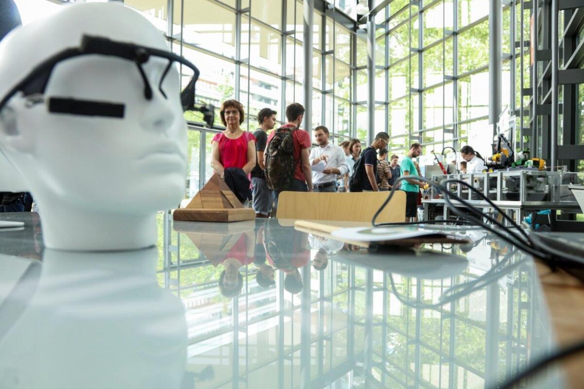 Foto einer Büste mit einer 3D-Brille als Exponat auf der Intitusmesse der Fakultät Maschinenbau