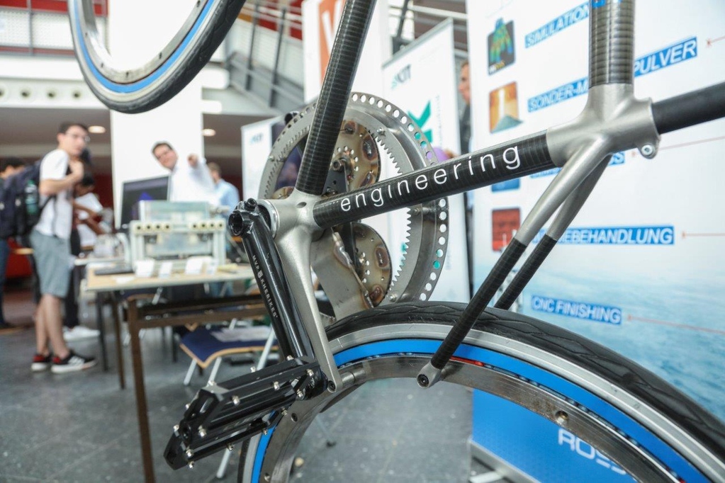 Detailausschnitt eines Fahrrad-Rahmens mit englischer Aufschrift Engineering als Stimmungsbild