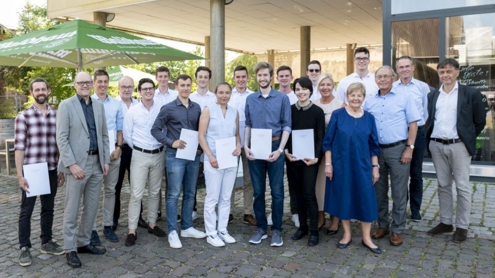 Gruppenfoto mit Studierenden, Professoren, Vizepräsident und Vertretern der Schroff-Stiftung
