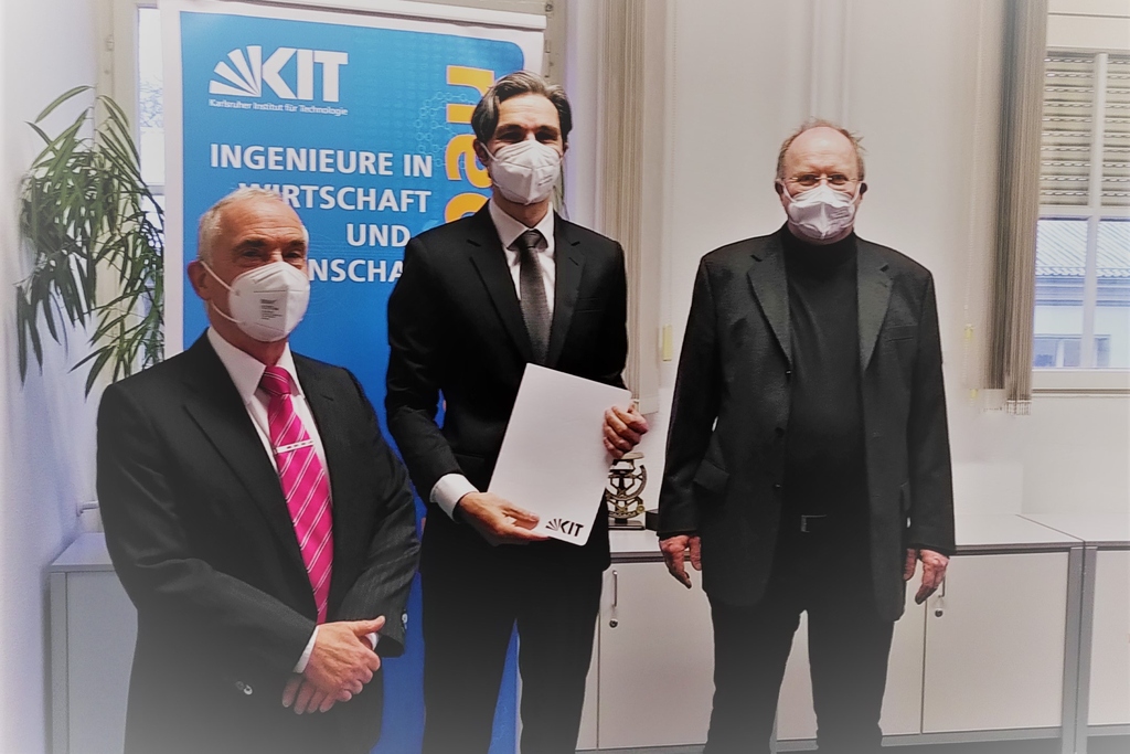 Foto von apl-Professor Matthes, Prof. Bretthauer und Dekan Prof. Furmans bei der apl-Urkundenuebergabe