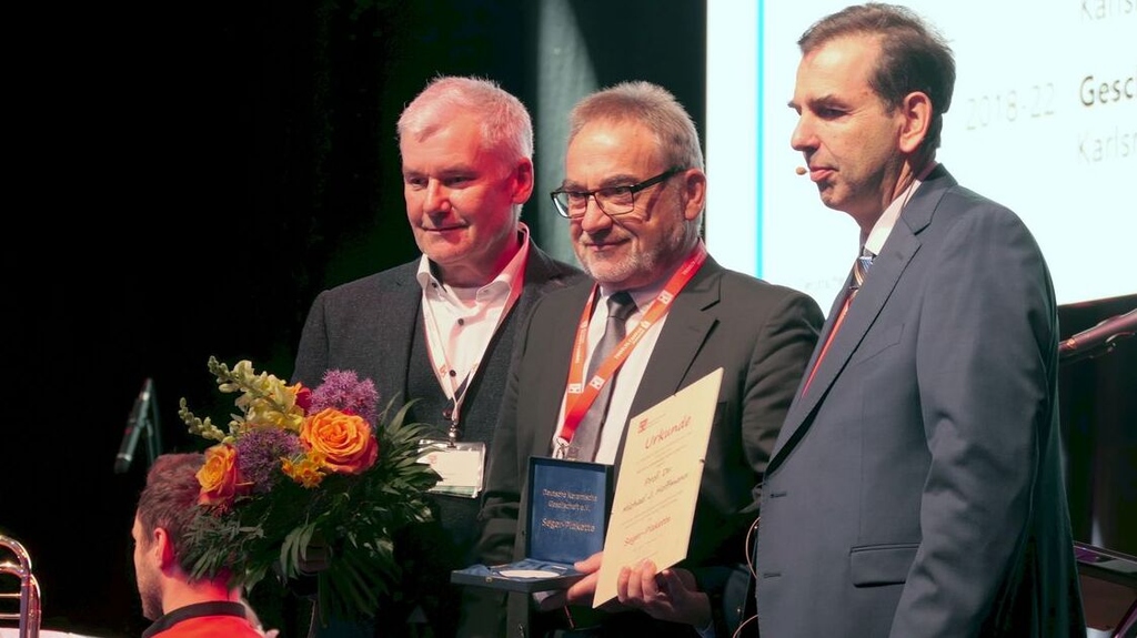 Foto von links nach rechts von Dr. Detlef Nicklas (DKG-Geschäftsführer), Prof. Michael Hoffmann (KIT) und Prof. Christos Aneziris (DKG-Präsident, TU Freiberg)