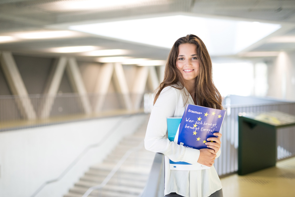 Studentin mit Erasmus Infobroschüre