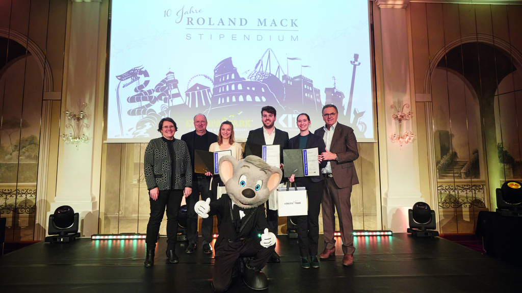 Foto vom Festakt zum 10-jährigen Jubiläum des Roland-Mack-Stipendiums für Studierende des KIT Maschinenbaus im Europa-Park