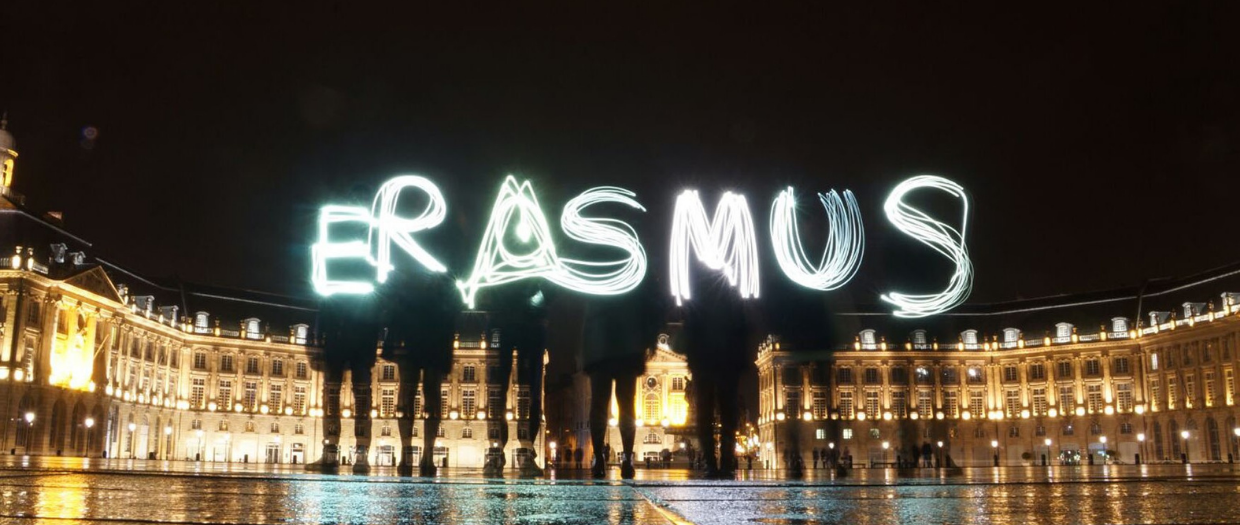 Schloss bei Nacht mit leuchtende Schriftzug "Erasmus"